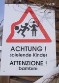 Attenzione! Bambini - Achtung! Spielende Kinder